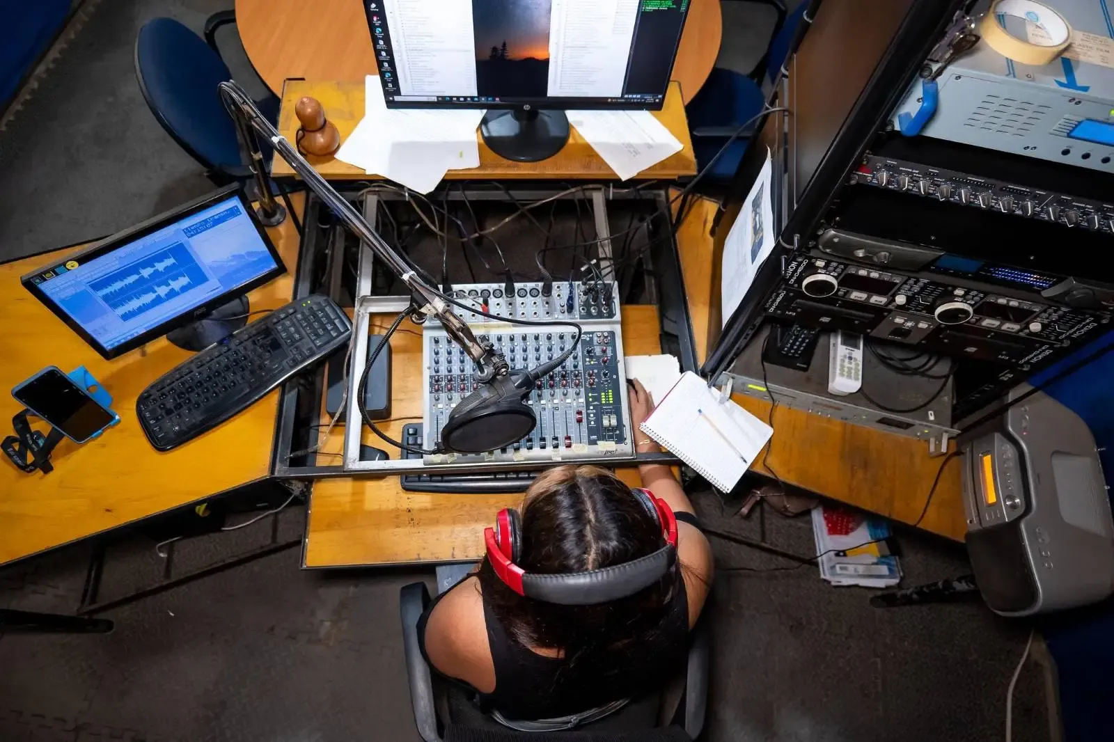Cabina de radio Central de Radios — Transformación digital con Drupal en Costa Rica por weKnow